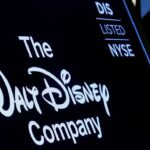Tela mostra o logotipo e um símbolo de ação da The Walt Disney Company no pregão da Bolsa de Valores de Nova York • 14/12/2017REUTERS/Brendan McDermid