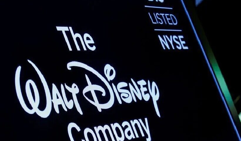 Tela mostra o logotipo e um símbolo de ação da The Walt Disney Company no pregão da Bolsa de Valores de Nova York • 14/12/2017REUTERS/Brendan McDermid