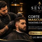 Aluno aprendendo técnicas de corte masculino tradicional e moderno na Seven Escola de Barbeiros em Divinópolis.