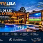 Painel de LED para área externa de lazer com piscina e espaço gourmet em projeto de tecnologia da Vitalela Home em Divinópolis.